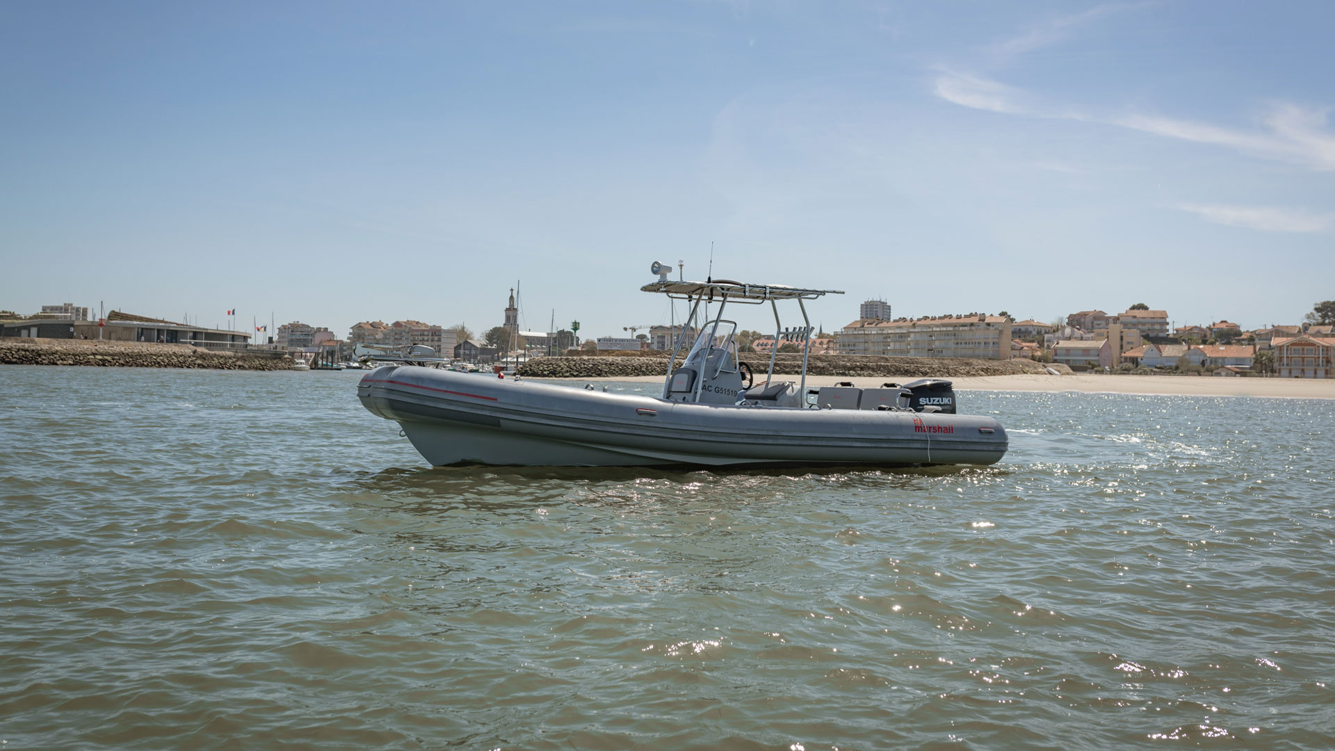 Bateau Marshall M6 avec moteur Suzuki 250 CV naviguant dans le Bassin d’Arcachon près du port