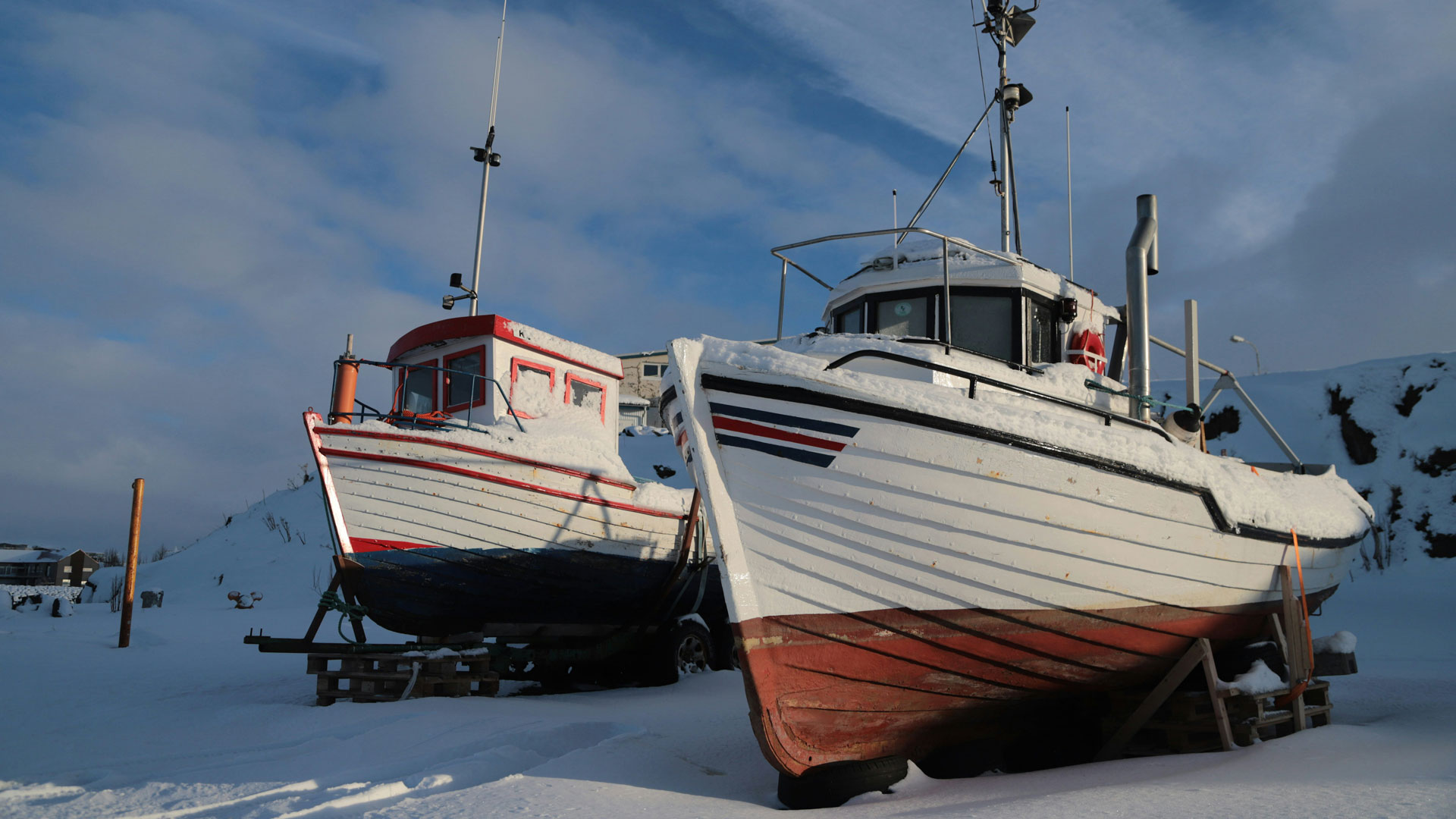 Bateaux de plaisance hivernés sur cale, couverts de neige, protégés pour l'hiver dans une région froide