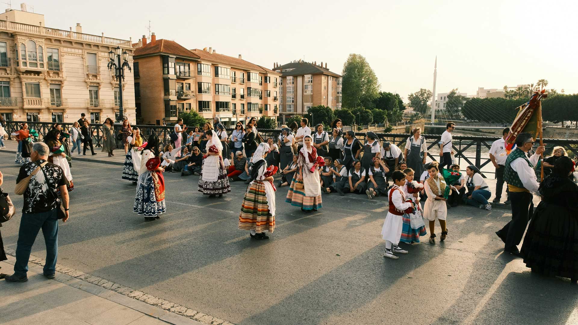 Groupe en costumes traditionnels lors d'une fête locale estivale près du Bassin d'Arcachon, célébrant la culture régionale