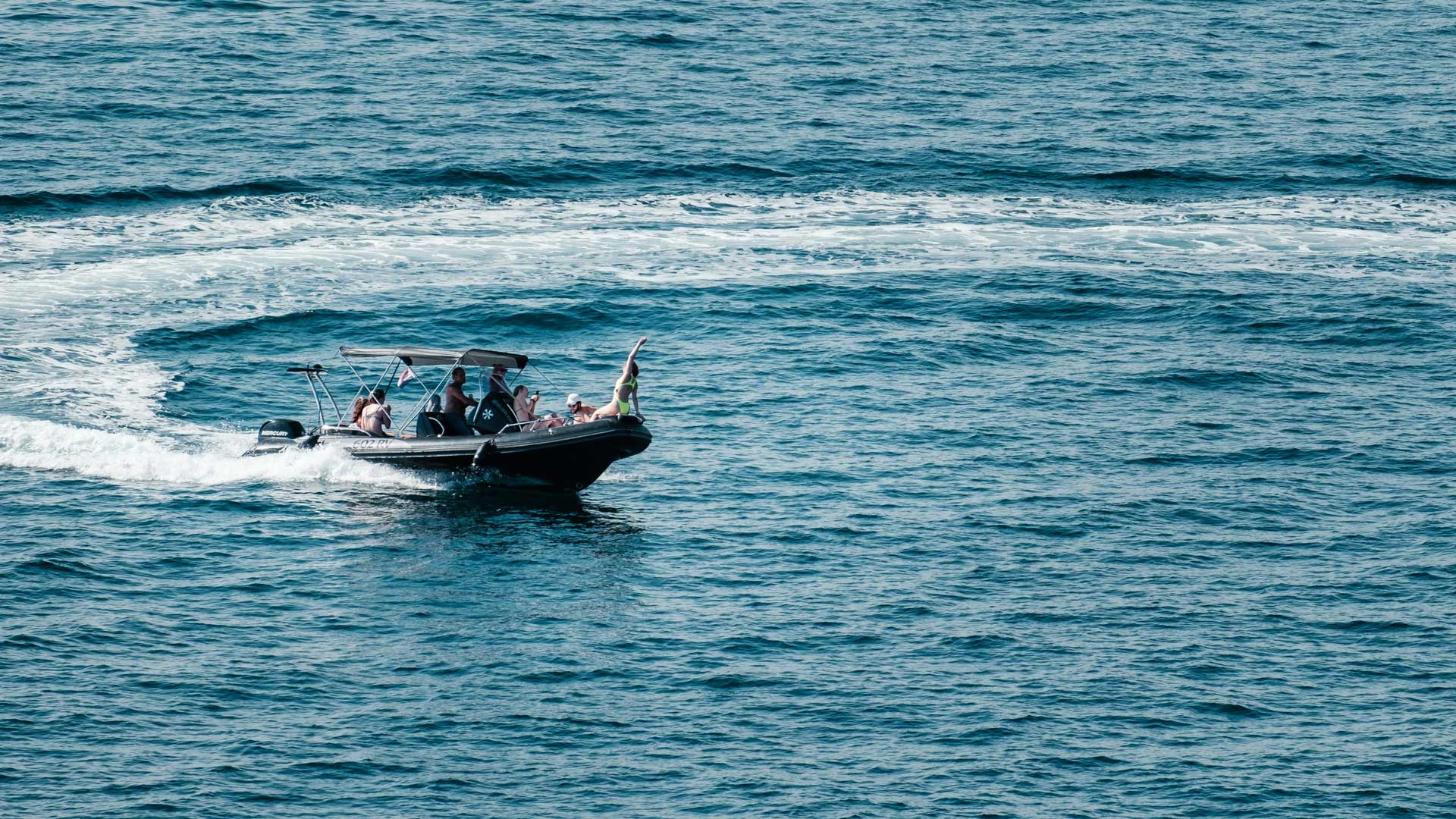 Groupe d’amis en train de fêter un événement en bateau sur le Bassin d’Arcachon, ambiance festive en pleine mer