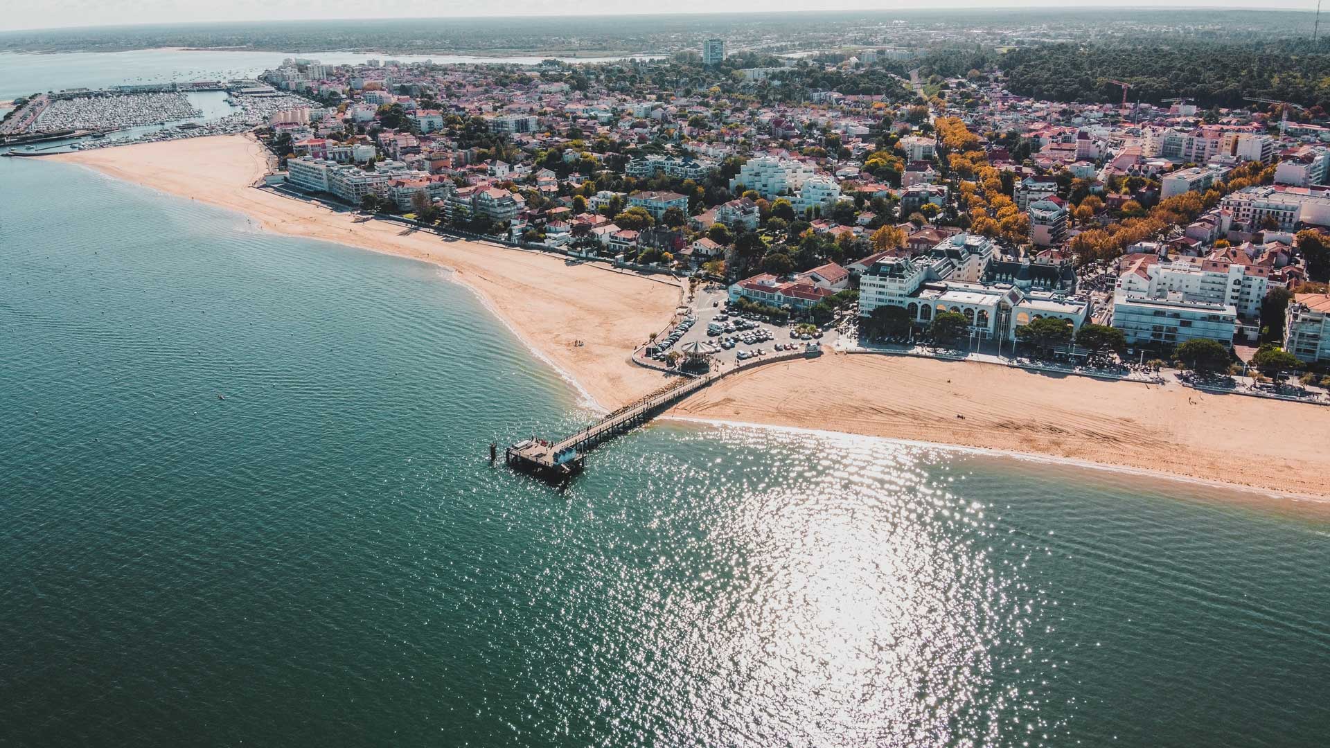 Vue aérienne du Port d’Arcachon avec la capitainerie et les bateaux
