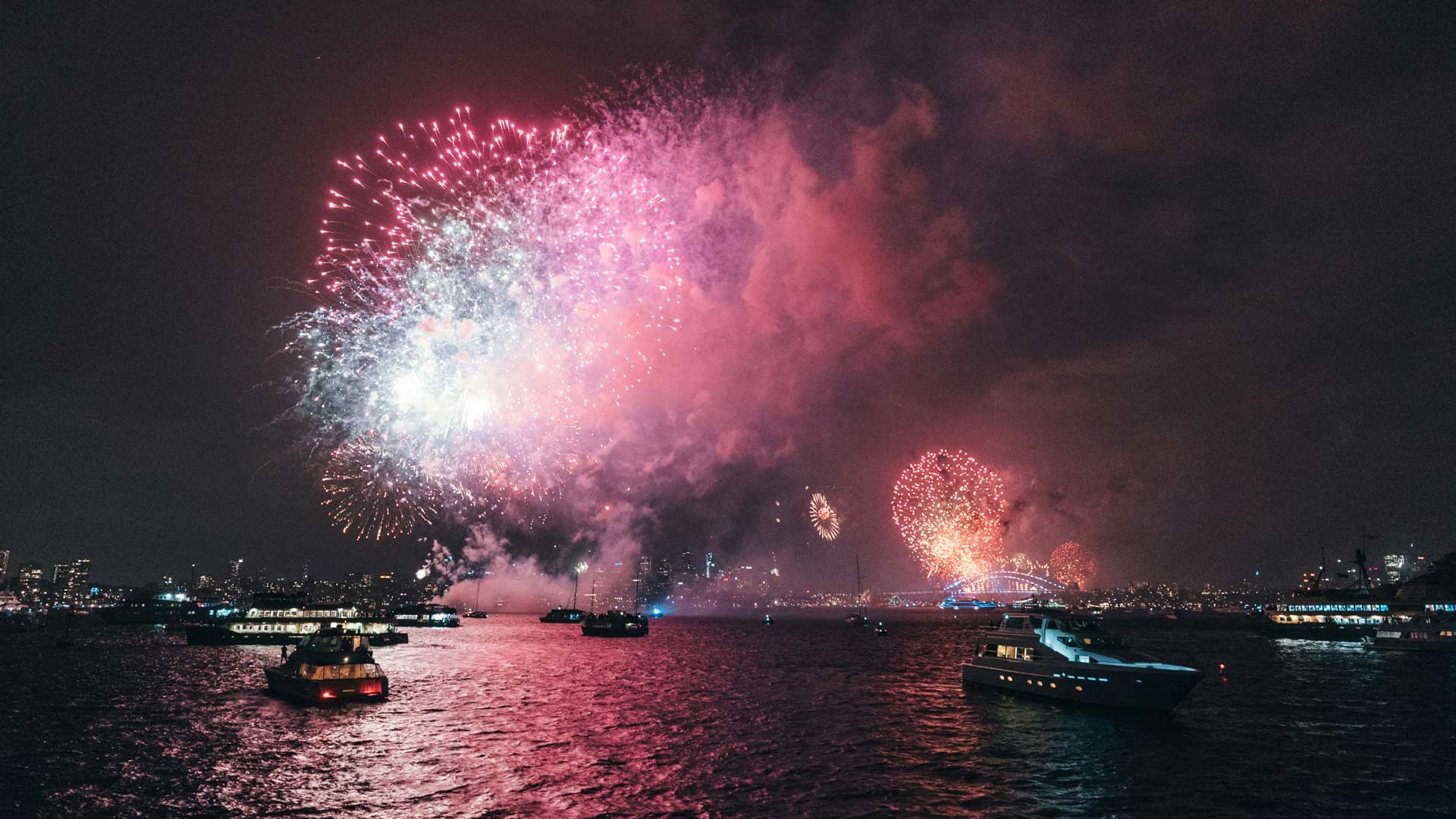 Feux d'artifice vus depuis un bateau sur le Bassin d'Arcachon pendant le 14 juillet ou le Réveillon du Nouvel An