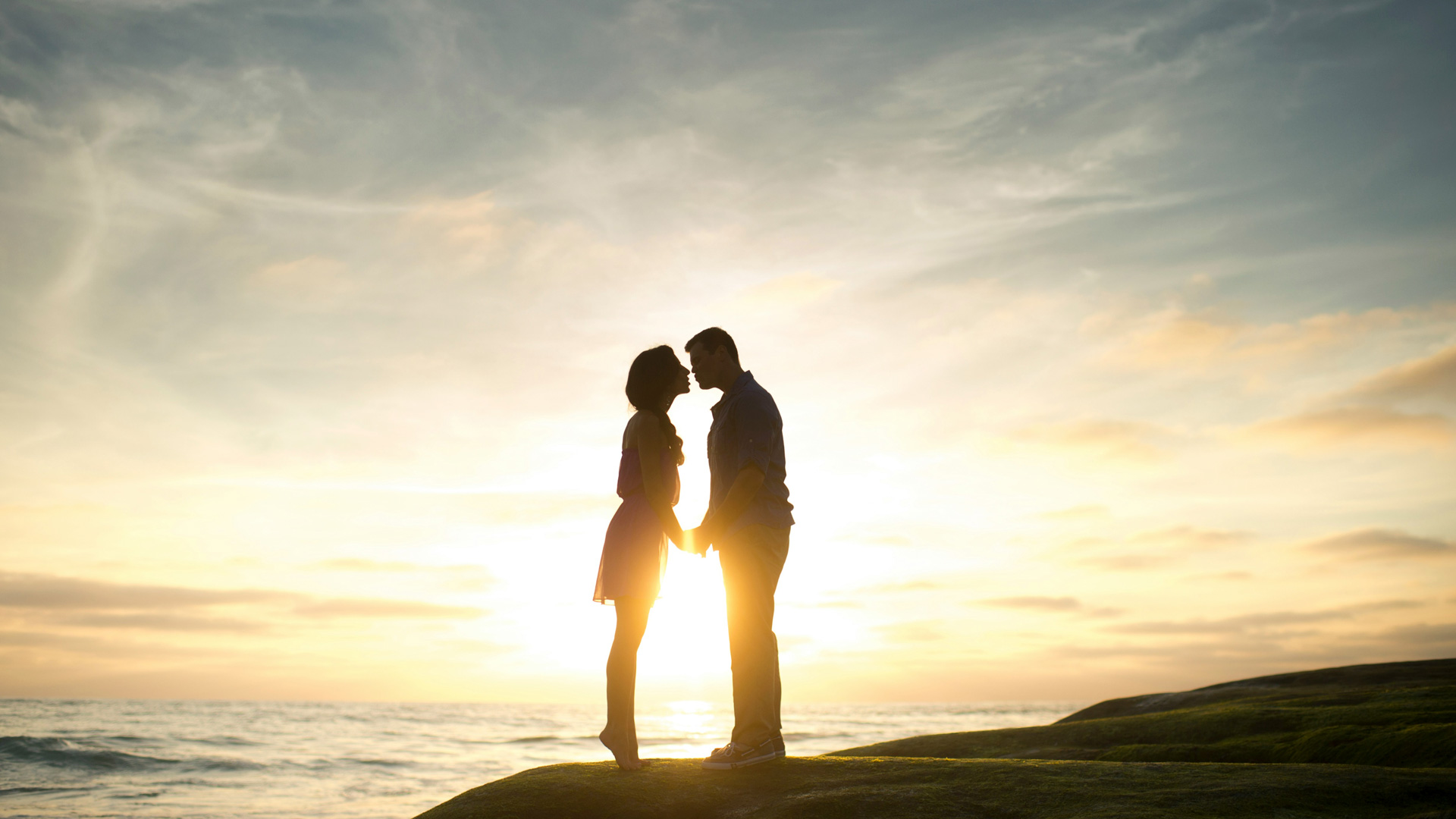 Couple profitant d'une idée romantique en bateau à Arcachon au coucher du soleil