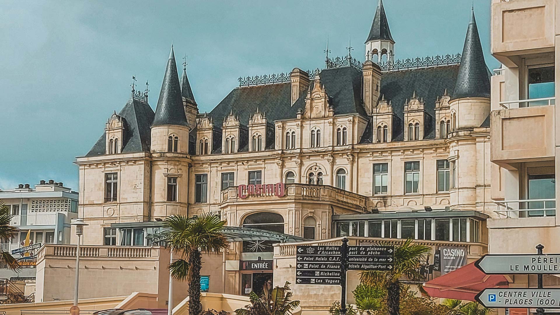 Façade illuminée du Casino d’Arcachon en soirée, près de la plage, destination de loisirs incontournable sur le Bassin d’Arcachon