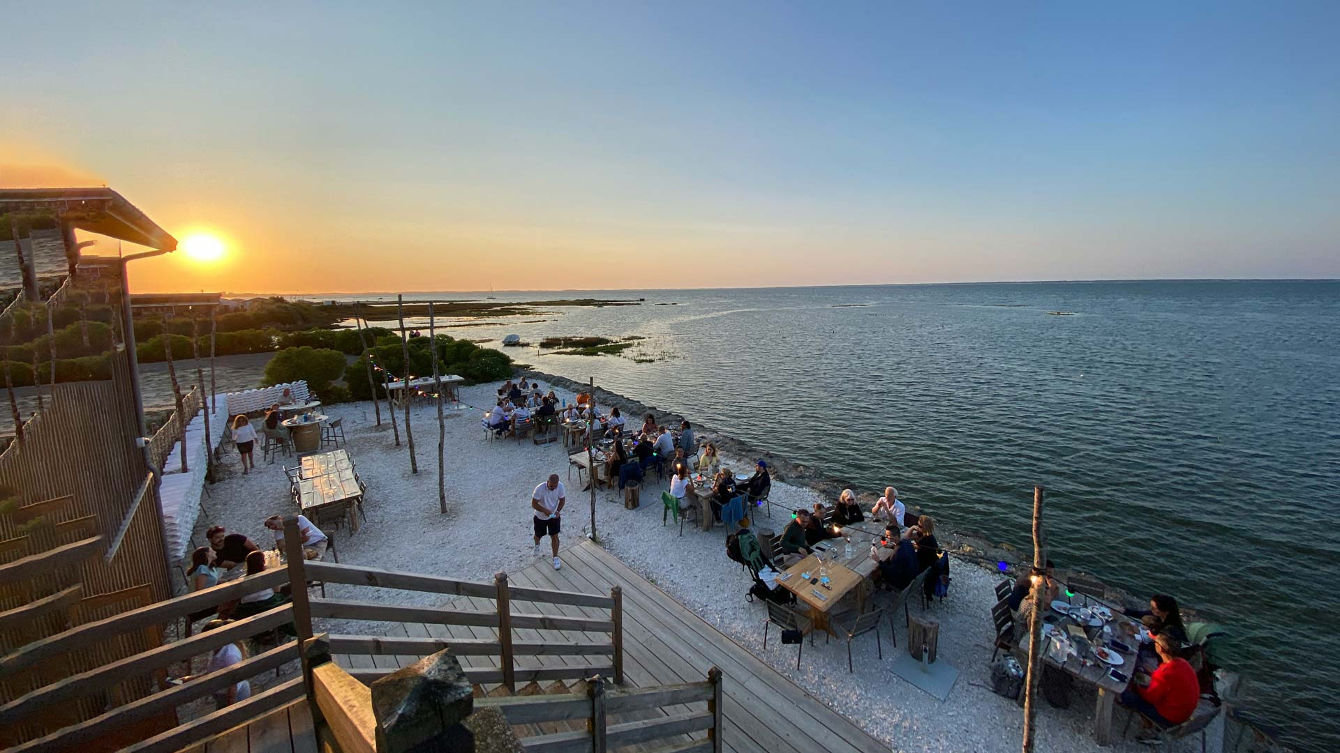 Dégustation d’huîtres fraîches Chez Bidart à Arcachon avec vue sur le Bassin et la Dune du Pilat