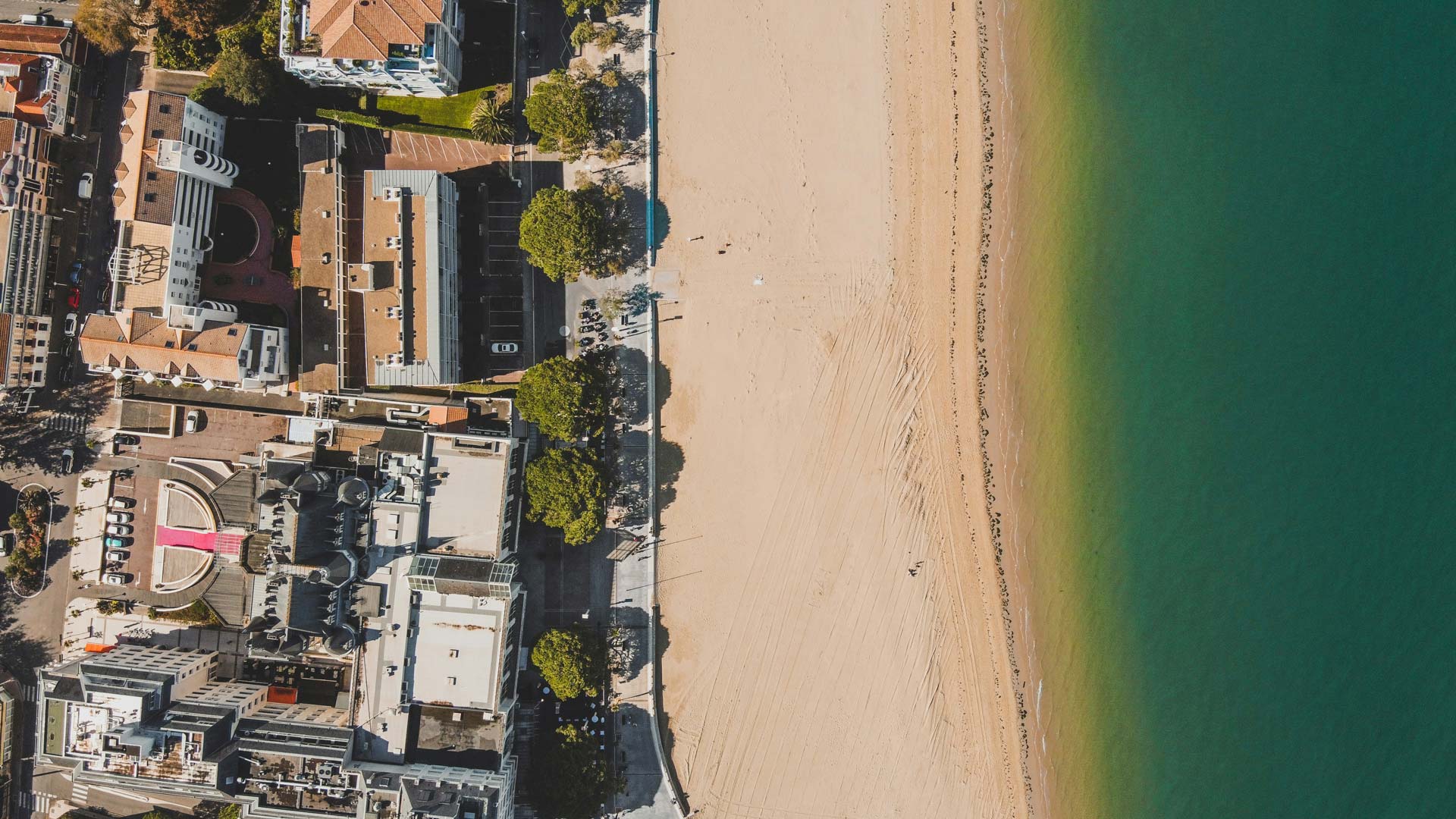 Vue panoramique du nouveau front de mer à la Jetée Thiers à Arcachon, avec promenade rénovée et perspective sur le Bassin d’Arcachon